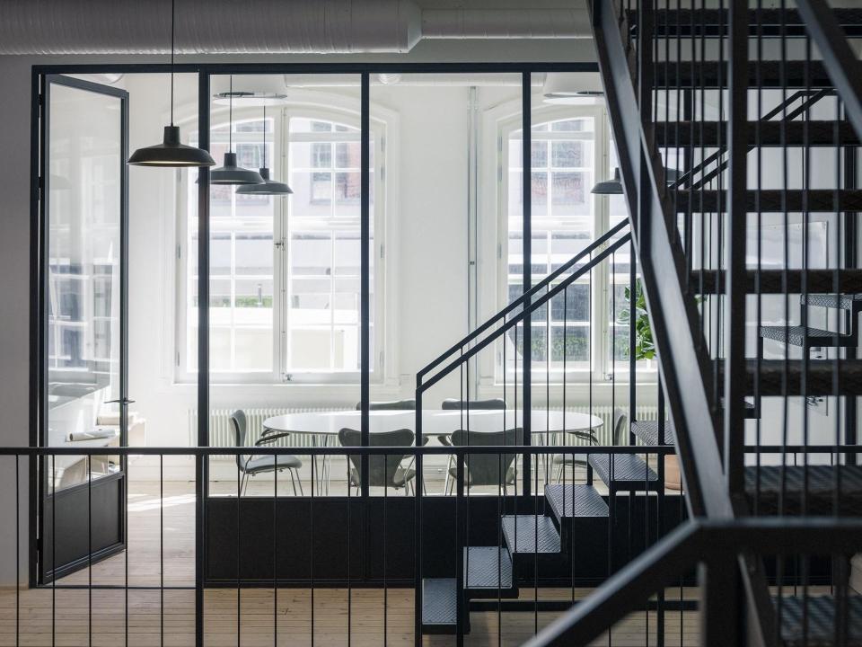 smidesjärnstrappor och fönster