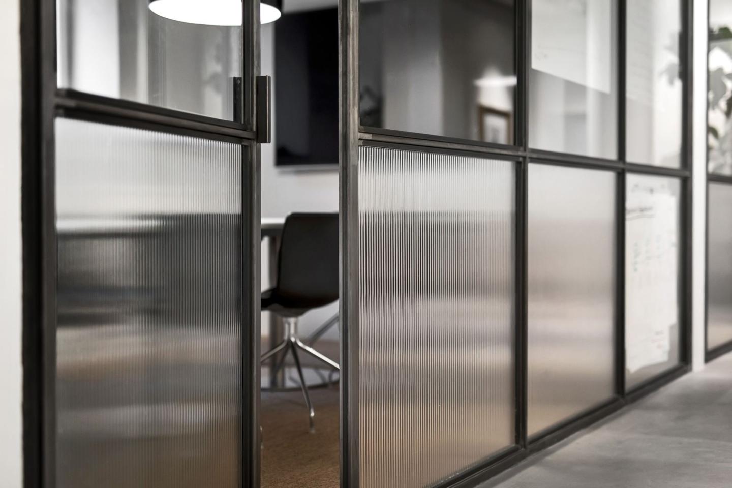 Invändiga glasdörrar