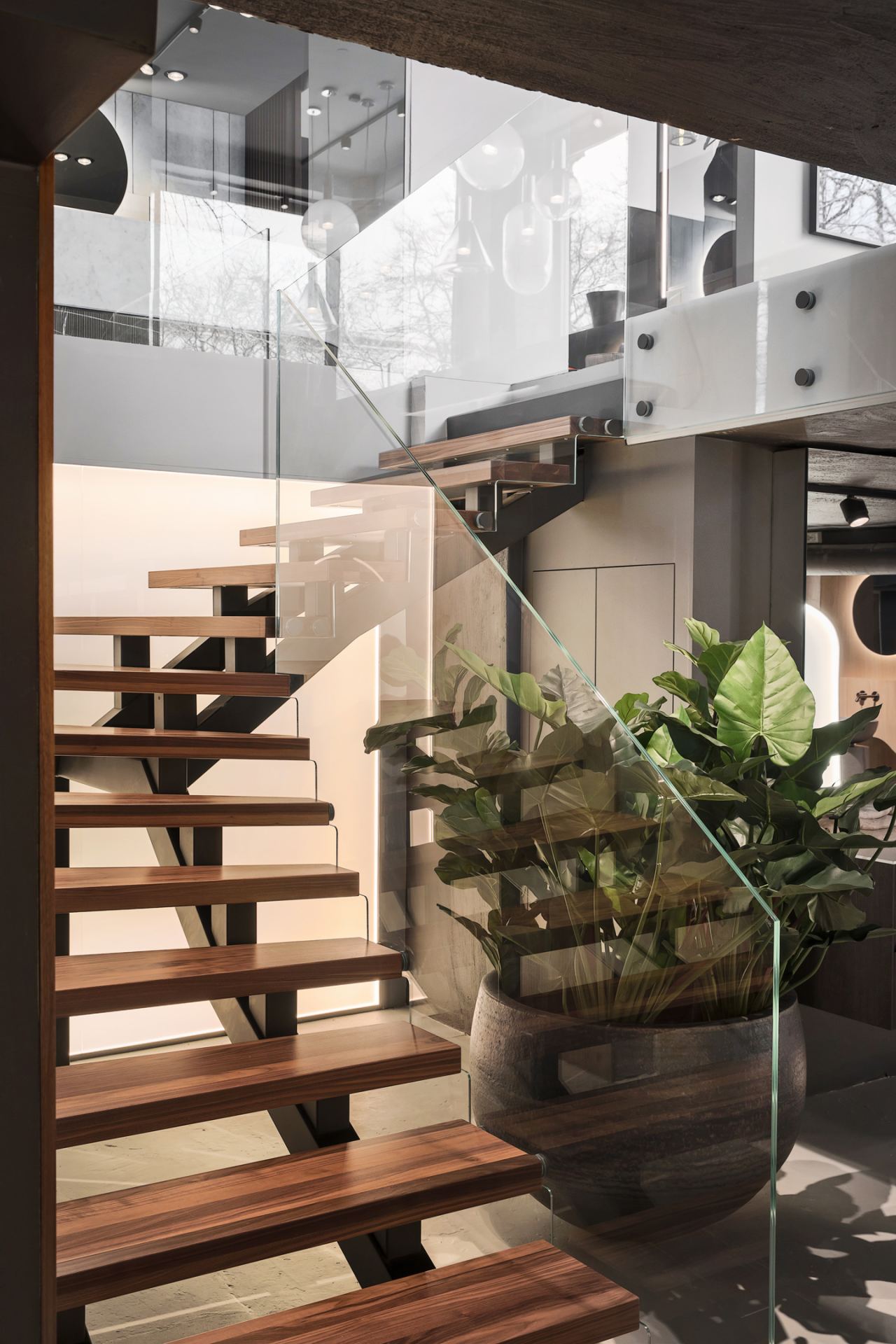 Tvåbalkstrappa med glasräcke - Smidesrum