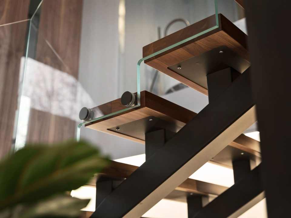 Dobbelt trappe med udskåret glasbalustrade