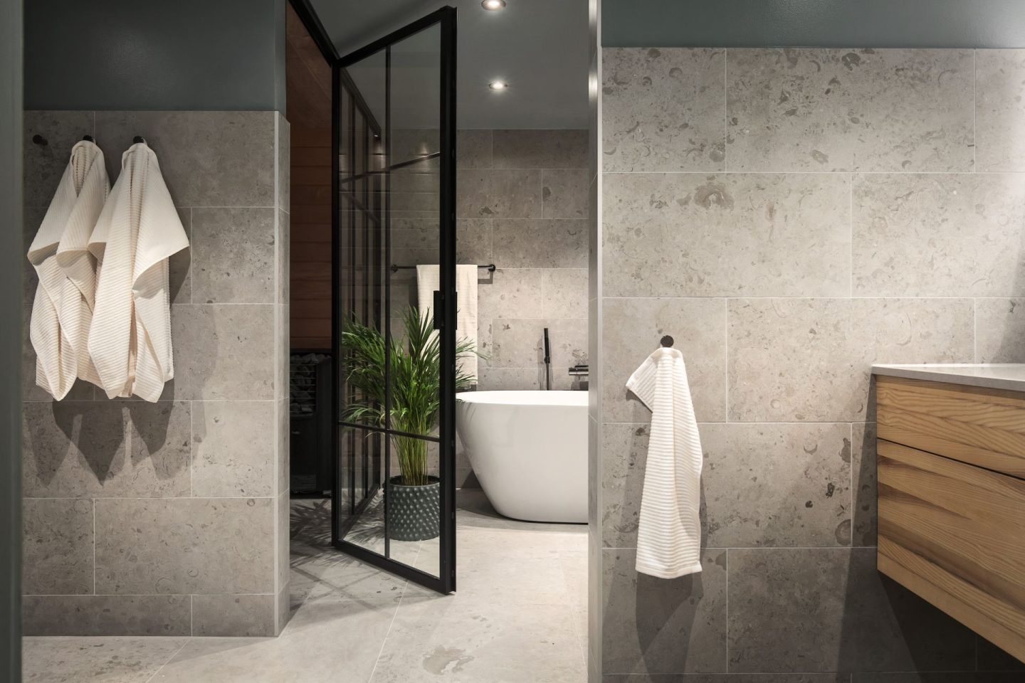 Ge duschen ett lyft med en skräddarsydd duschvägg 1 - Smidesrum Glasvägg i badrum - Smidesrum