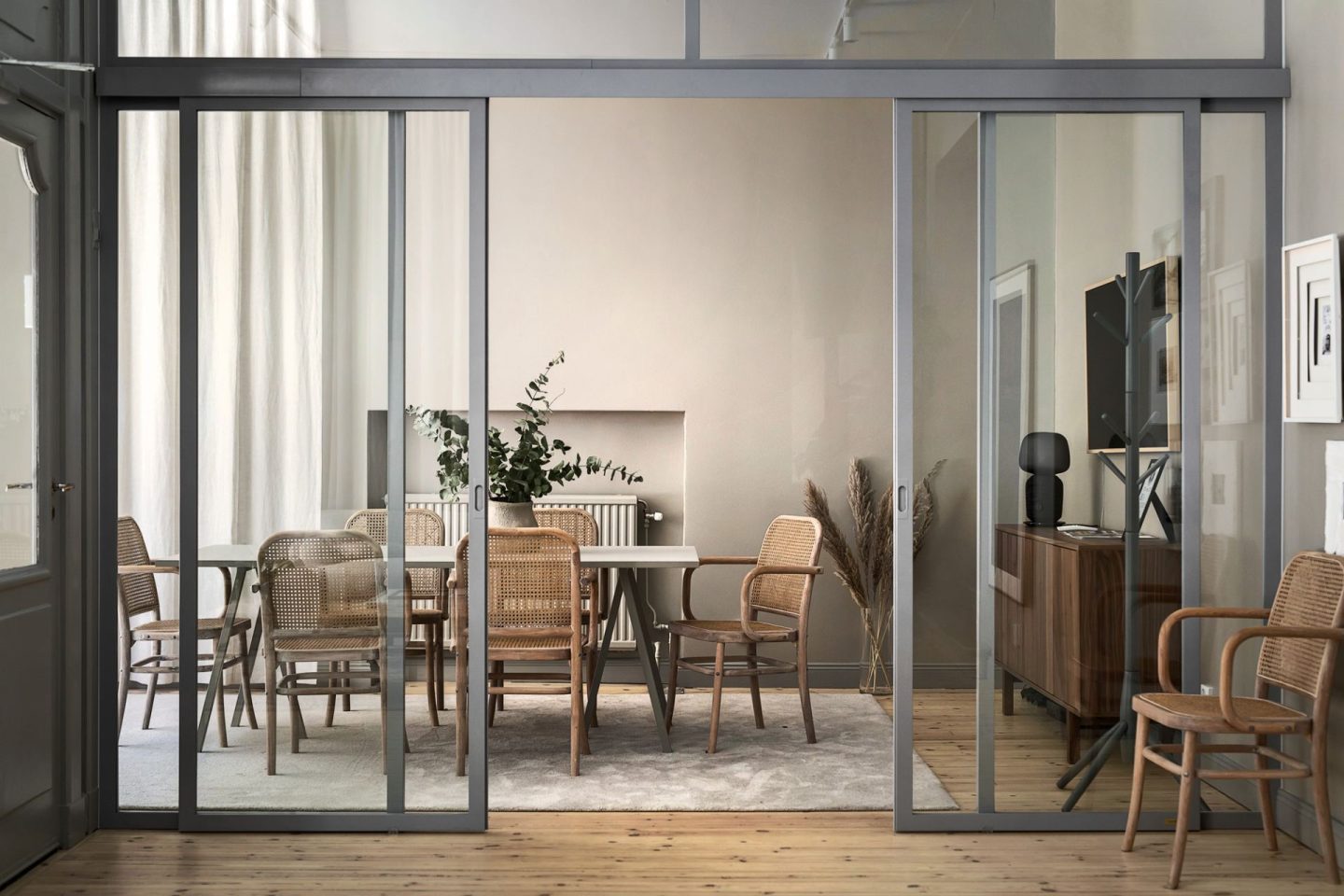 Invändiga glasdörrar