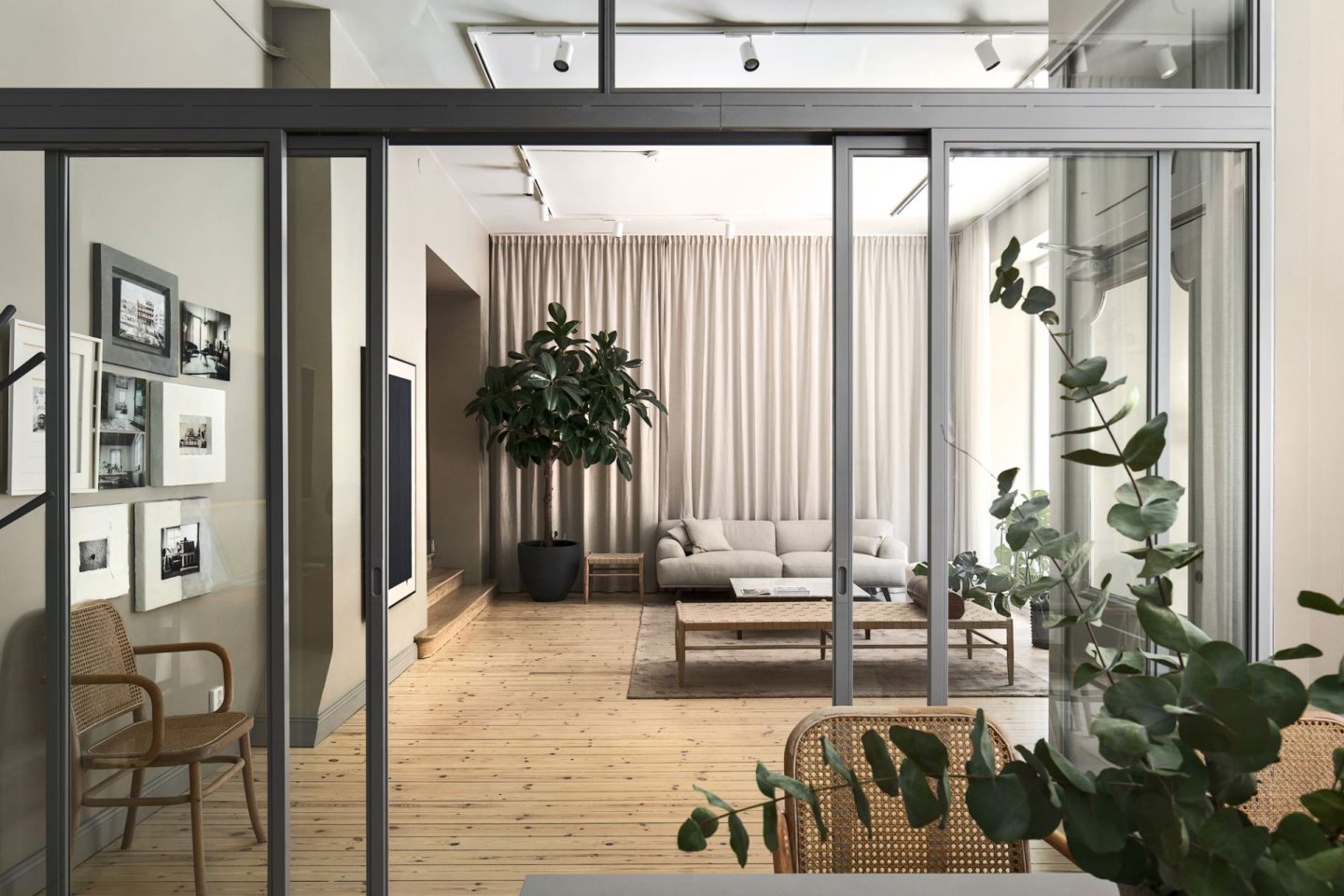 Invändiga glasdörrar