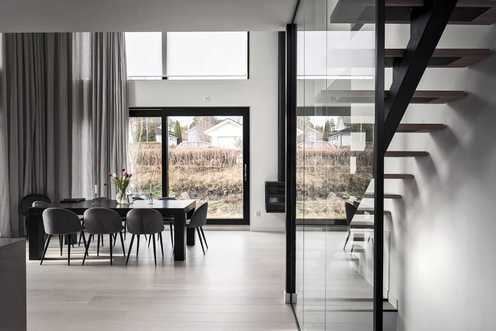 Här finns fina ståltrappor som gör rummet stilrent